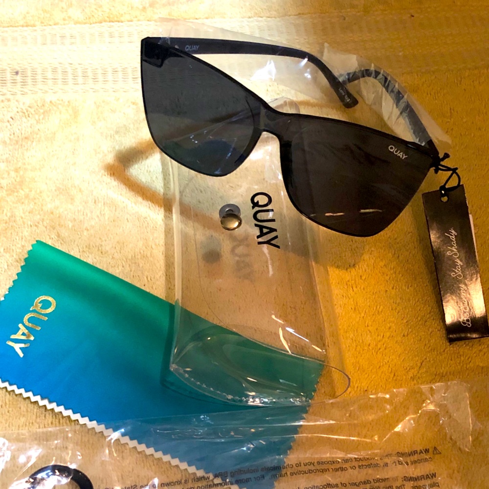 Quay Australia “COME THRU” Blk/Blk Sunglasses